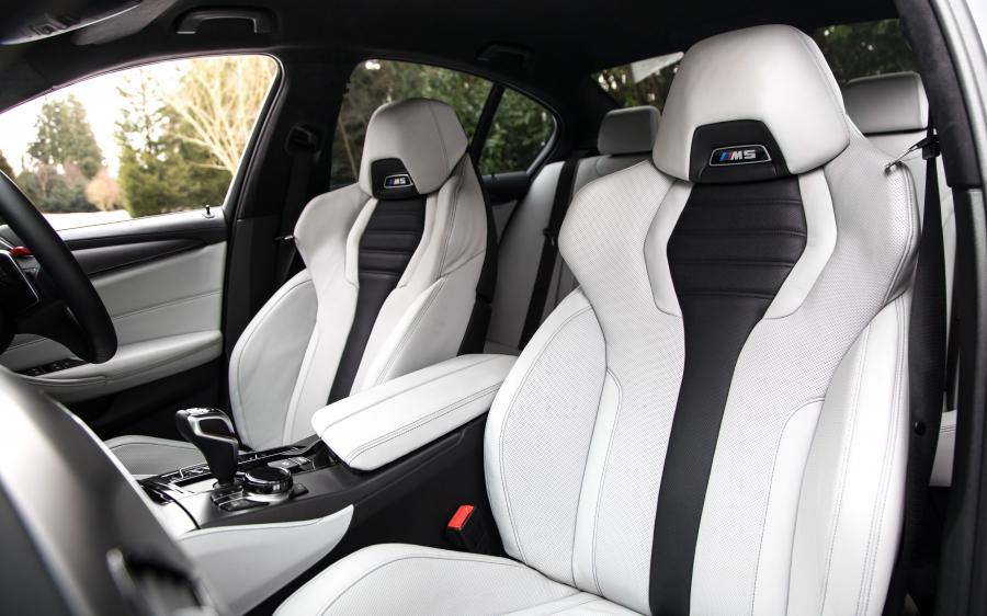 Интерьер BMW M5 (F90) 2018 года  (UK) (фото 4 из 40)